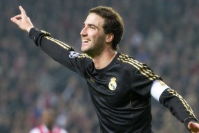 场馆氛围营造成功观众热情高涨助力球队全力以赴，场地氛围营造方案