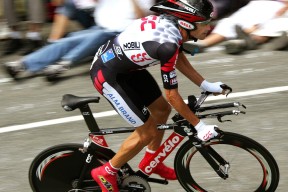 “金牛区城北体育馆：运动舞蹈赛场精彩连连，舞者们挑战节奏与力量极限”