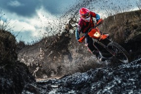 火箭三分线外手感火热连续命中关键球，火箭连续三分不中